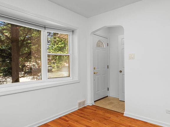 3rd image of 119 Elm St