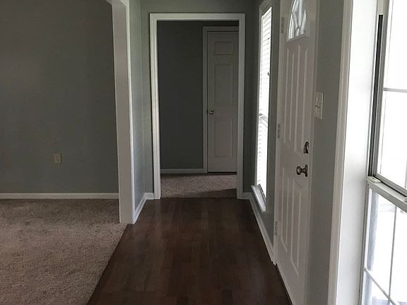 3rd image of 3913 Stratford Cir