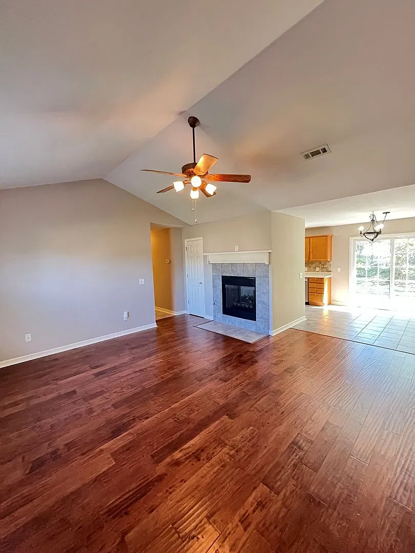 3 bedroom 2 bath home in Elkins, 2carG, fenced, great neighborhood — Photo 4