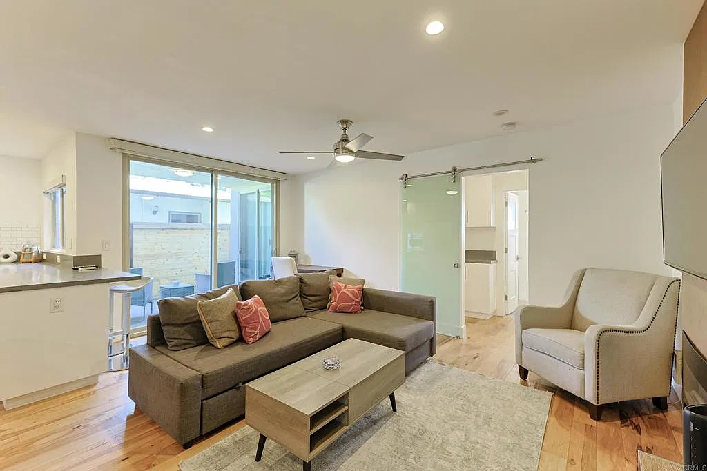 1 bed, 1.0 bath, 500 sqft, $3,200 — Photo 2