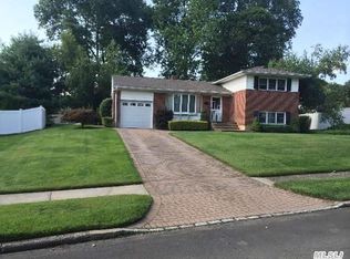 7 Wayne Pl, Commack, NY 11725