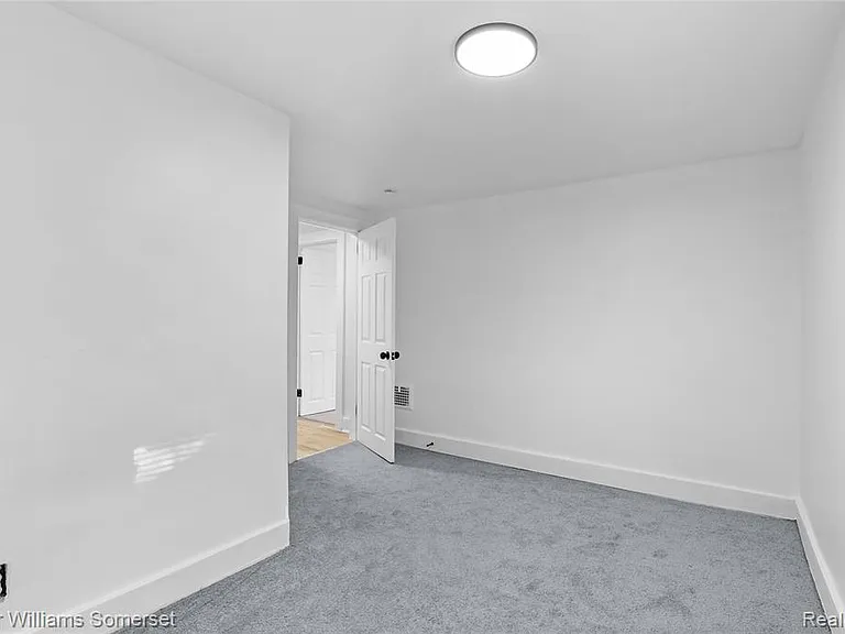 23525 Kress St — Photo 9