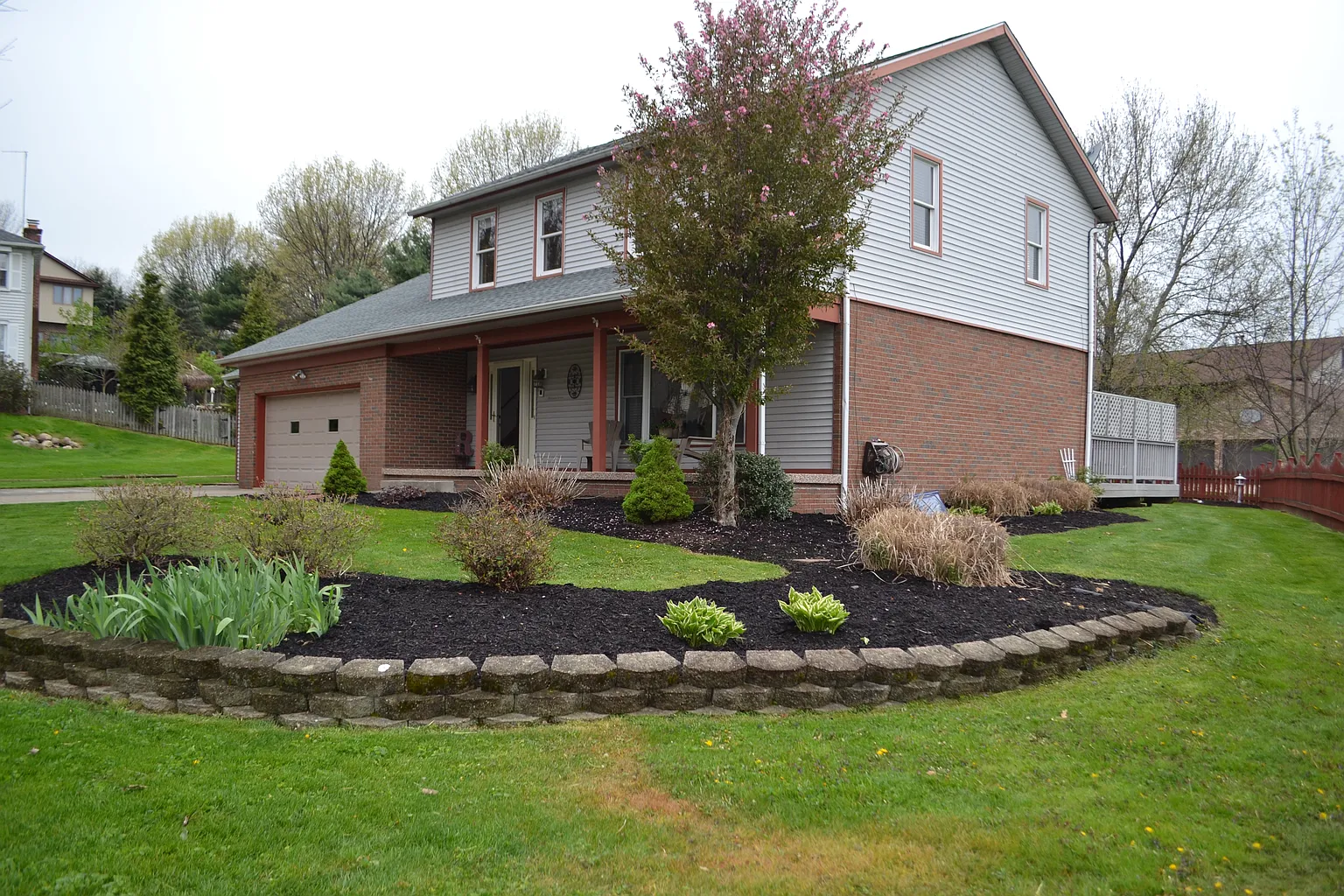 2507 Treetop Cir NE photo 1