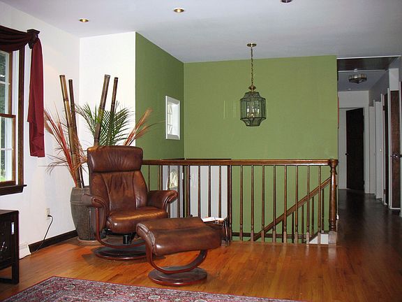 Entrance / Stairs to LR