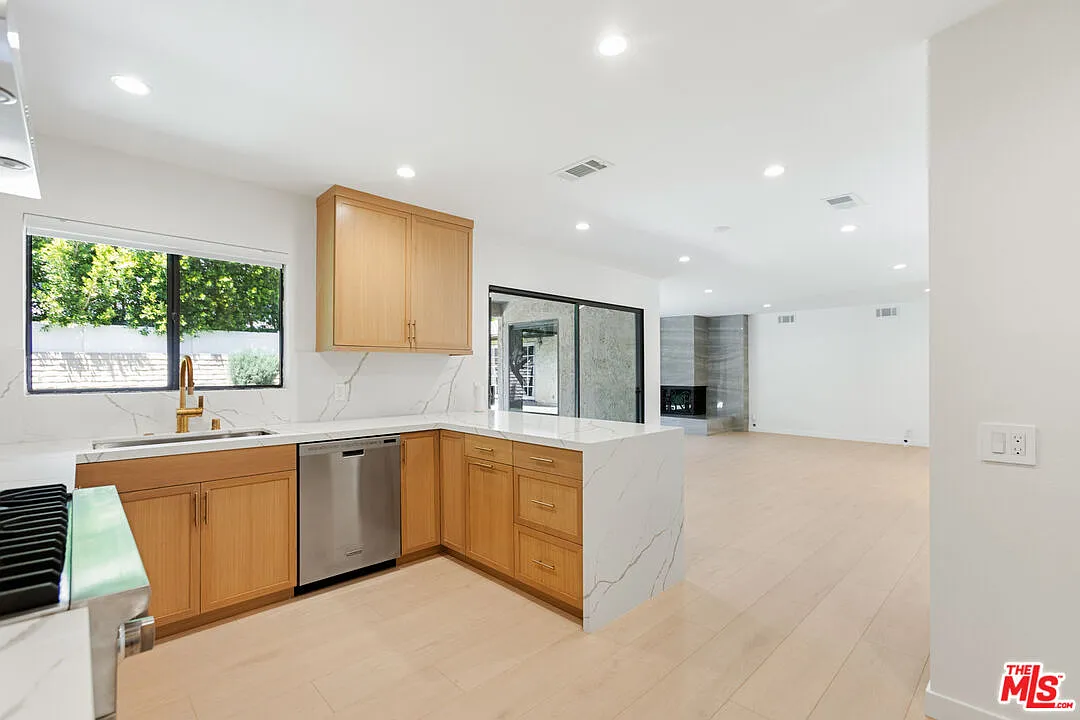 5 bed, 4.0 bath, 3400 sqft, $11,000 — Photo 2