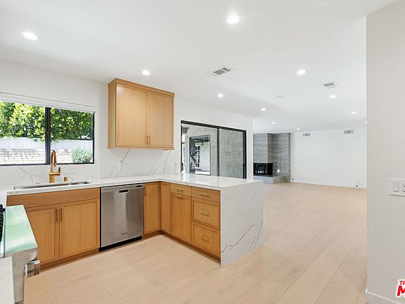 2nd image of 4933 Collett Ave
