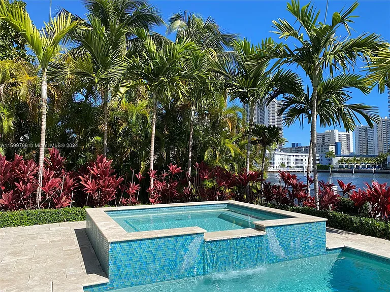 513 Palm Dr — Photo 3