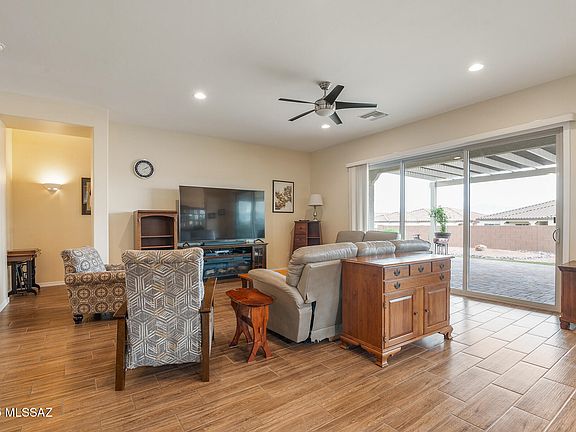 4th image of 814 N Camino Colina Del Pino