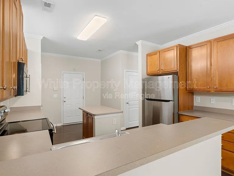 1141 Hammond Dr — Photo 14