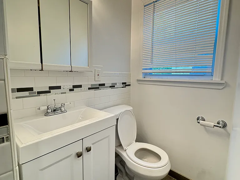 372 Manor Rd #2 — Photo 8