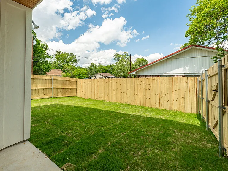 981 N Clinton St #102 — Photo 24