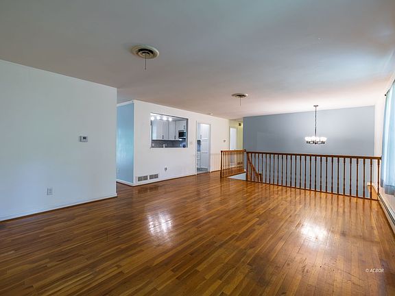 4th image of 49 Canterbury Dr