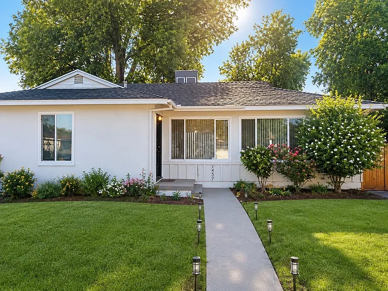 7457 Cozycroft Ave — Photo 11