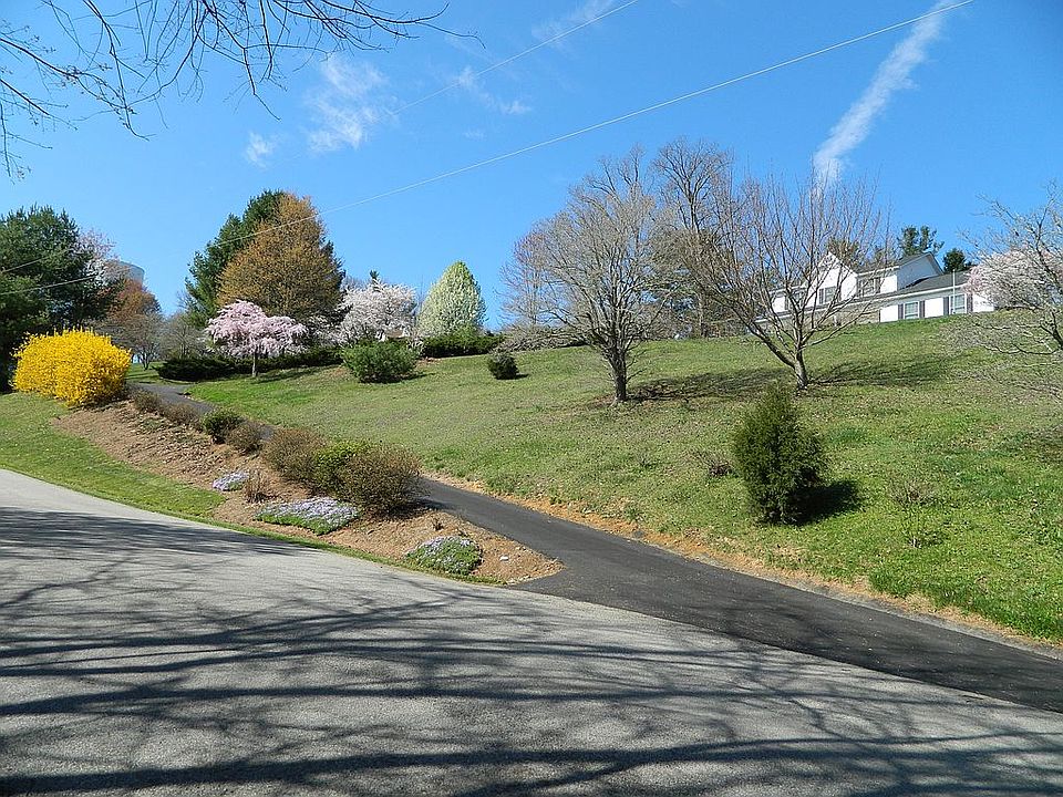2nd image of 3599 Lake Ridge Dr