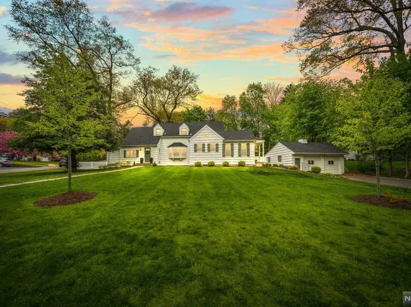 560 Overlook Dr, Wyckoff, NJ 07481