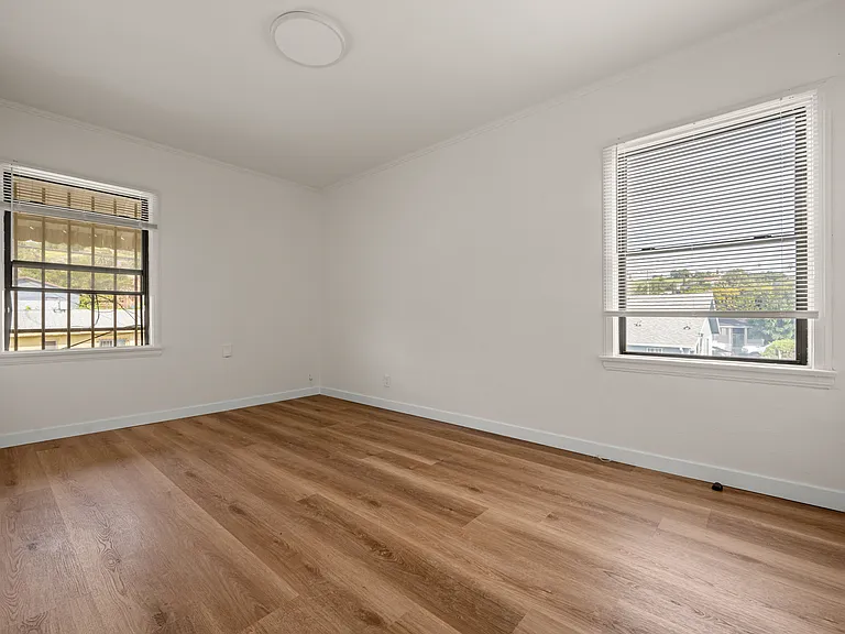 5055 Huntington Dr N #C — Photo 8
