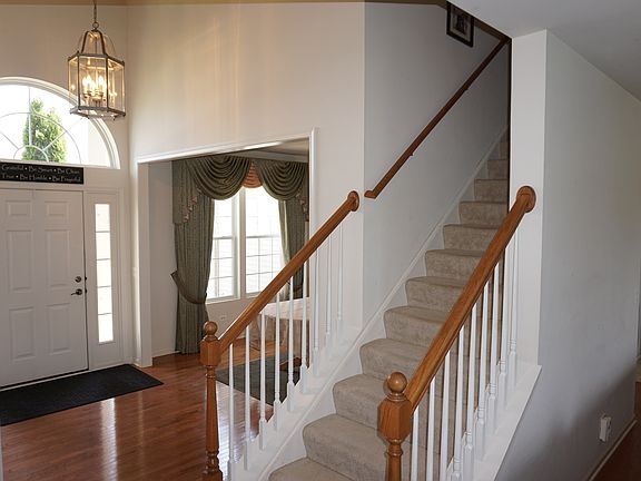 3rd image of 1070 Goldfinch Ct