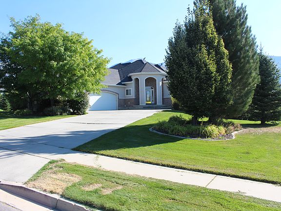 2nd image of 190 N Matterhorn Dr