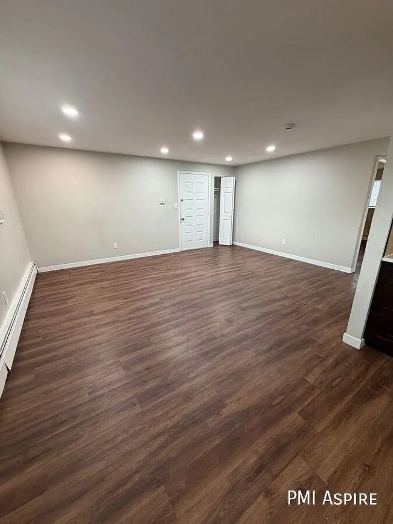 2 Bedroom 1 Bathroom Apartment in Lakewood — Photo 4