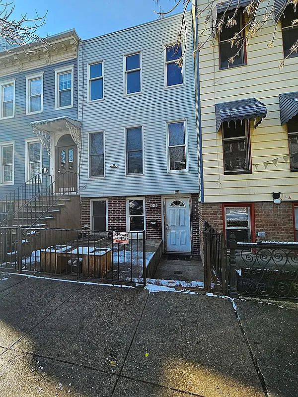 116 Hall St #1 photo 1