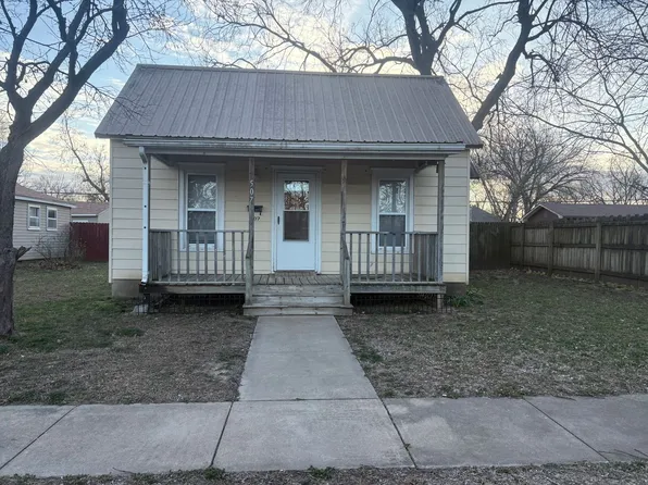 507 S 3rd St, Iola, KS 66749