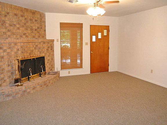 OTHER VIEW OF LIVING ROOM