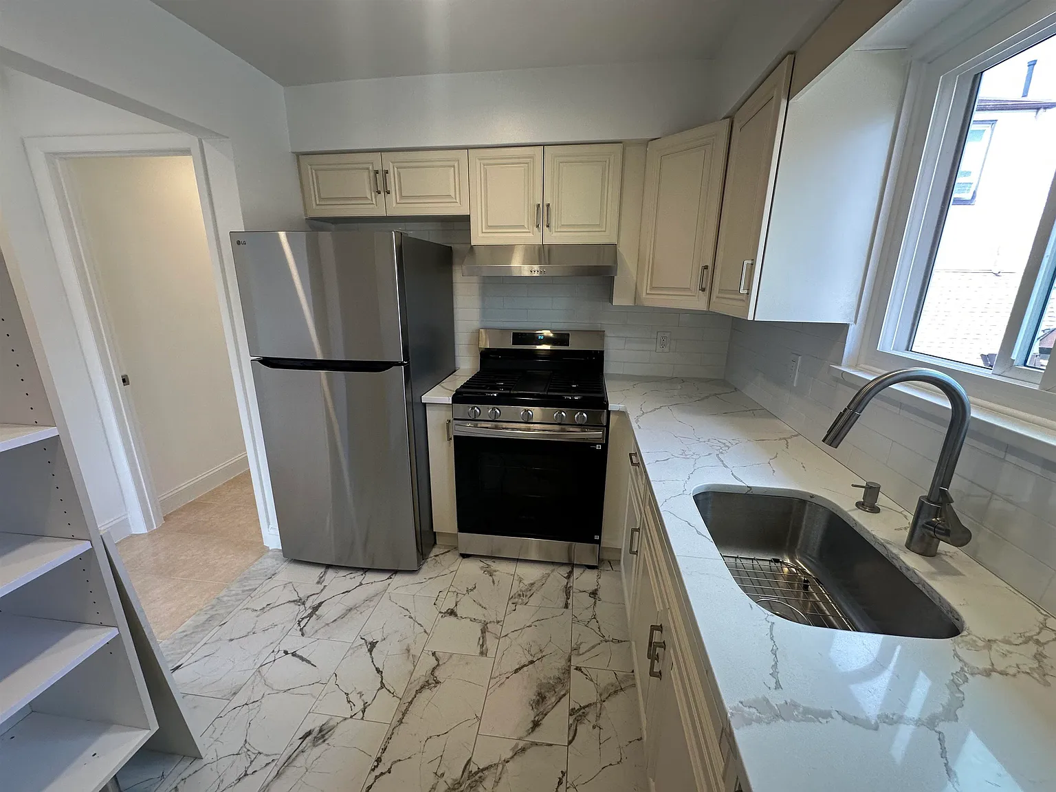 3 bed, 1.0 bath, $2,900 — Photo 4