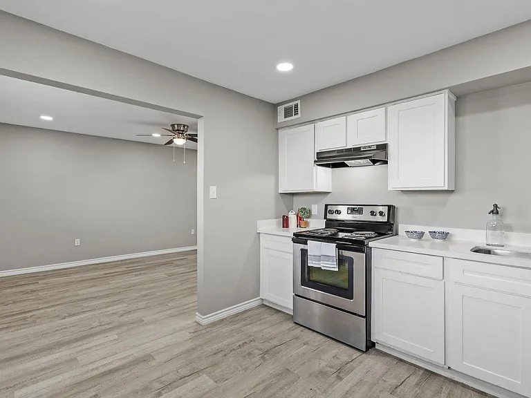 911 Avenue K #11 — Photo 4