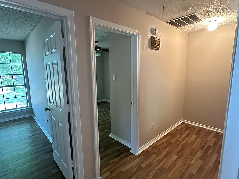 1441 Warwick Dr — Photo 3
