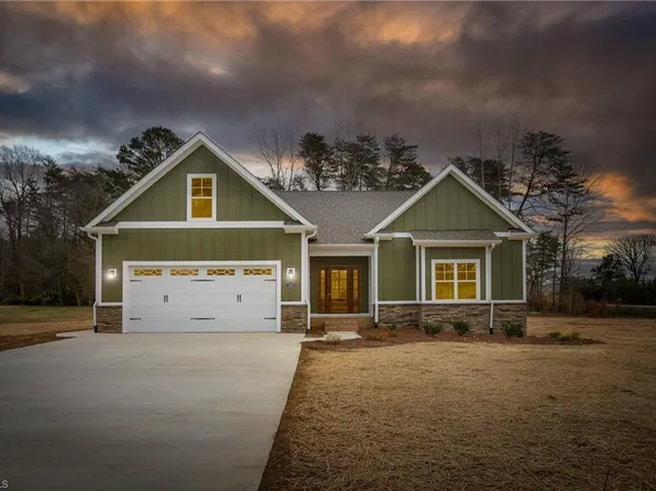 1203 Shamrock Dr, Burlington, NC 27215