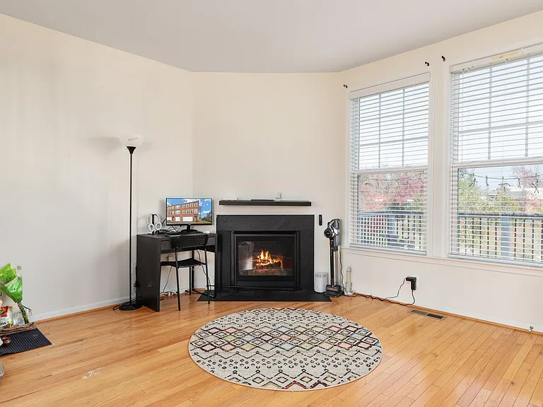 42304 Lancaster Woods Sq — Photo 16