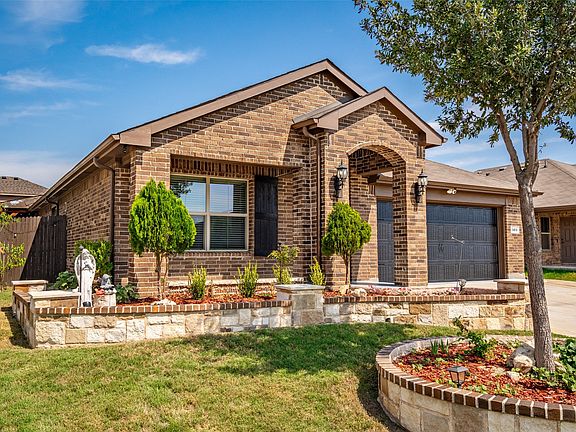 4th image of 303 Triple Crown Ln