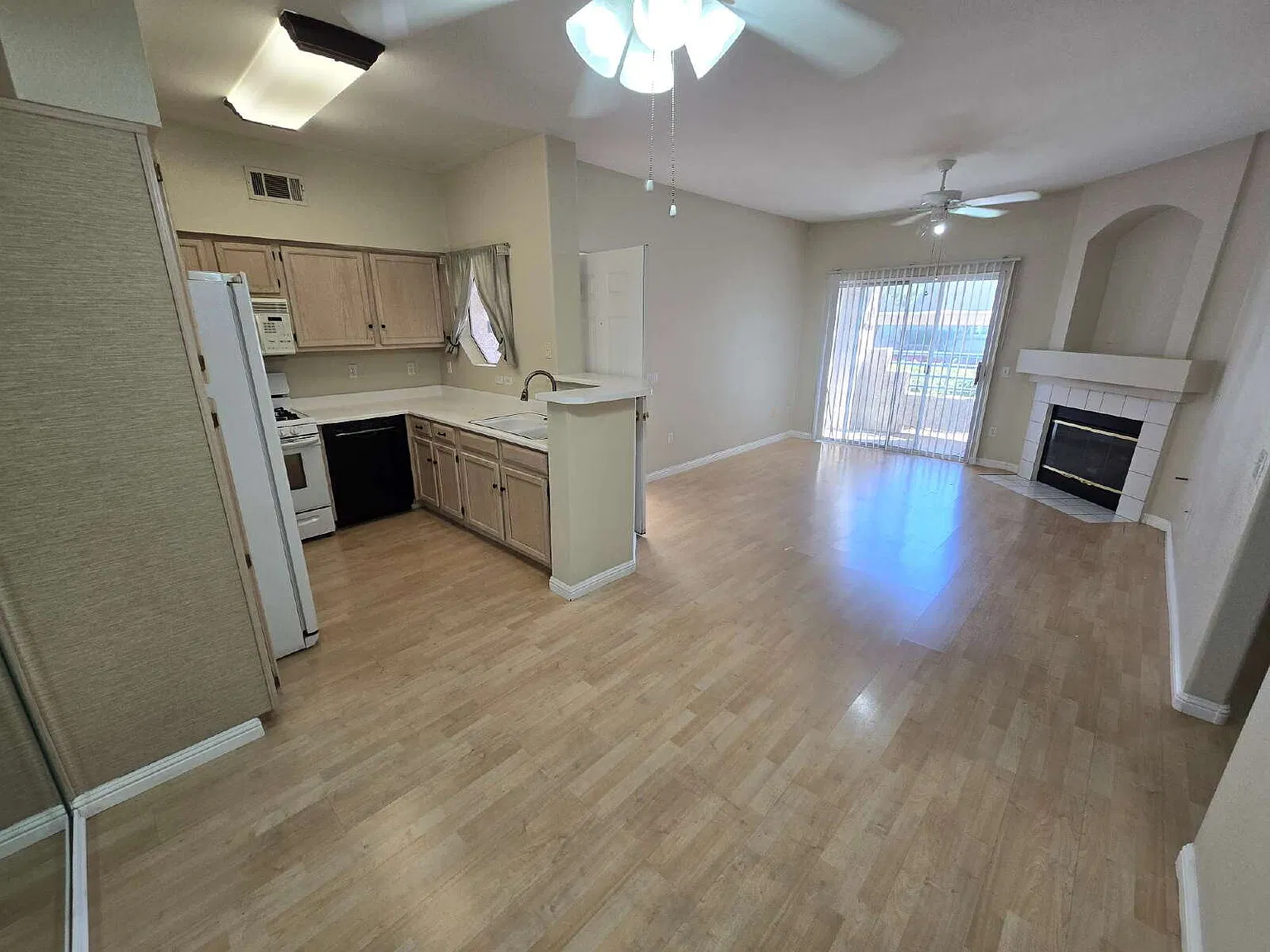 1 bed, 1.0 bath, 723 sqft, $1,125 — Photo 2