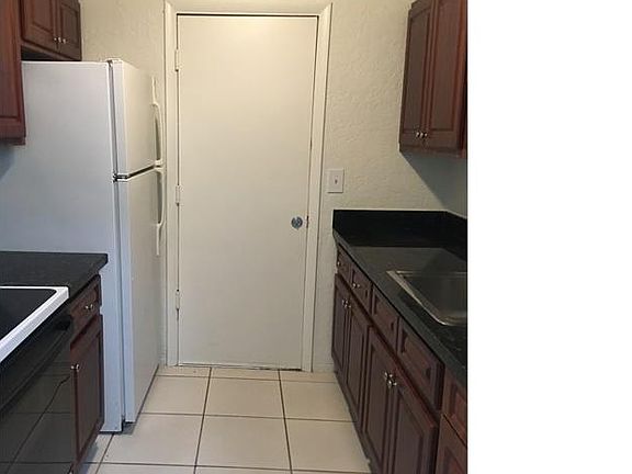 5th image of 300 SE 11th Ave APT 112