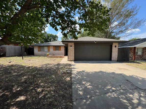 2410 NW Saxon Cir, Lawton, OK 73505