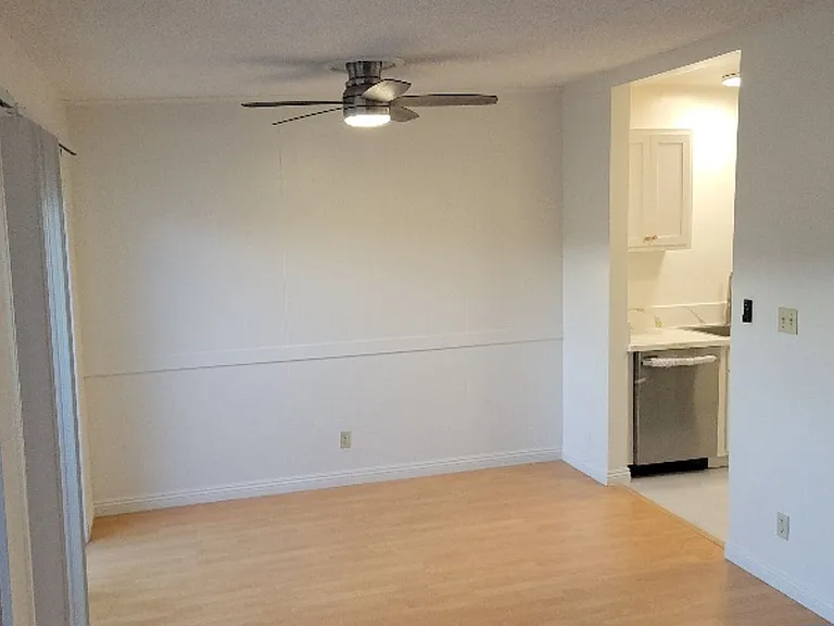 511 Avenue G — Photo 2
