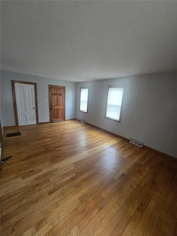 3 bed, 1.0 bath, 2288 sqft, $1,900 — Photo 2