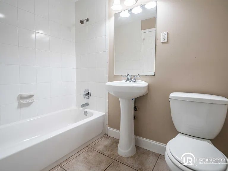 715 NE 6th St #9 — Photo 14