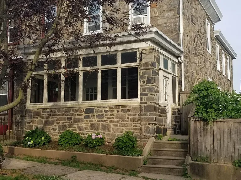 3504 Ainslie St — Photo 1