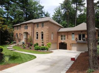 300 Crystal Lake Ln, Coraopolis, PA 15108