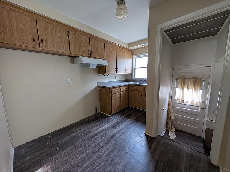 184 W Strathmore Ave — Photo 5
