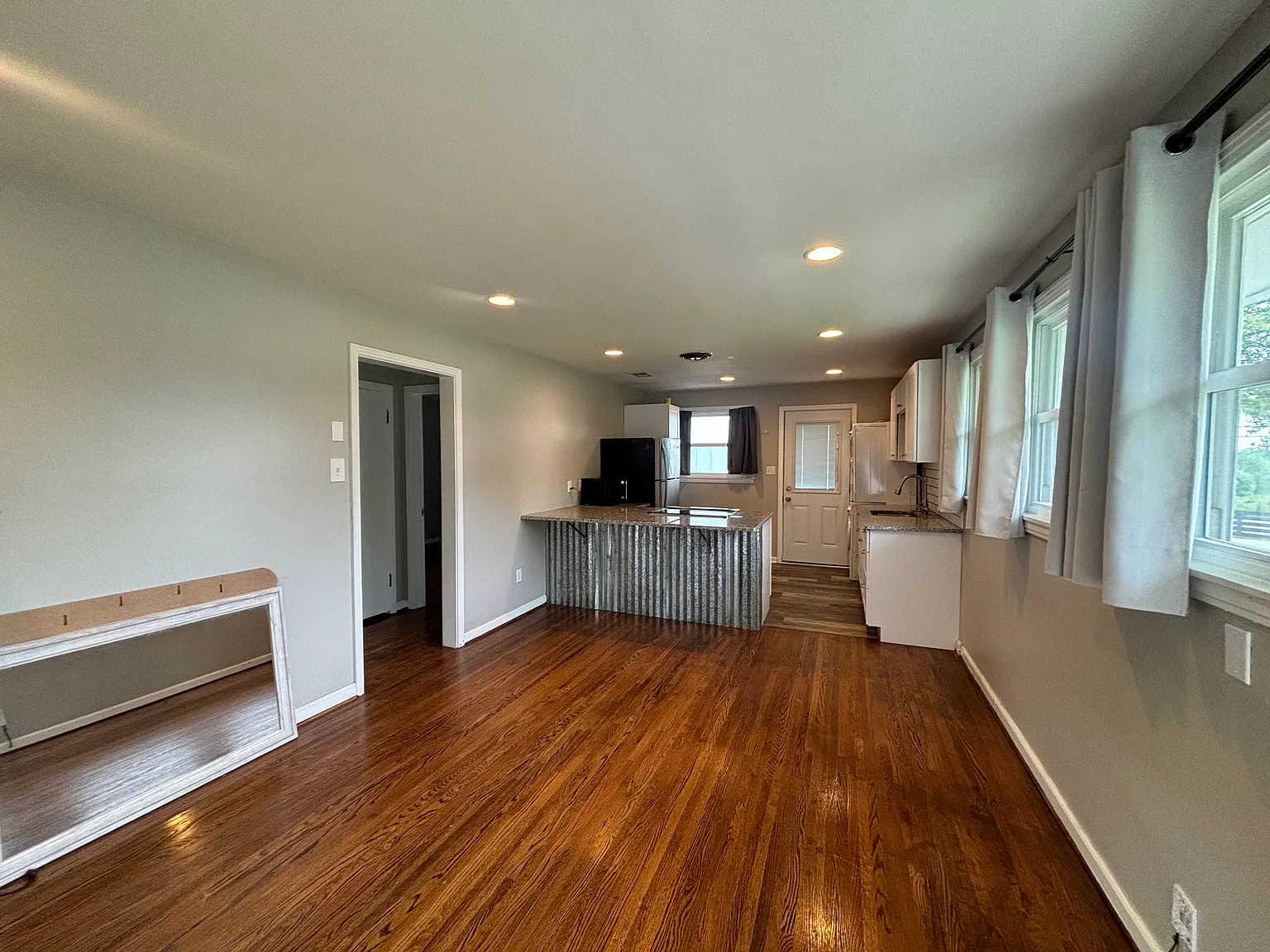 2 bed, 900 sqft, $1,700 — Photo 2