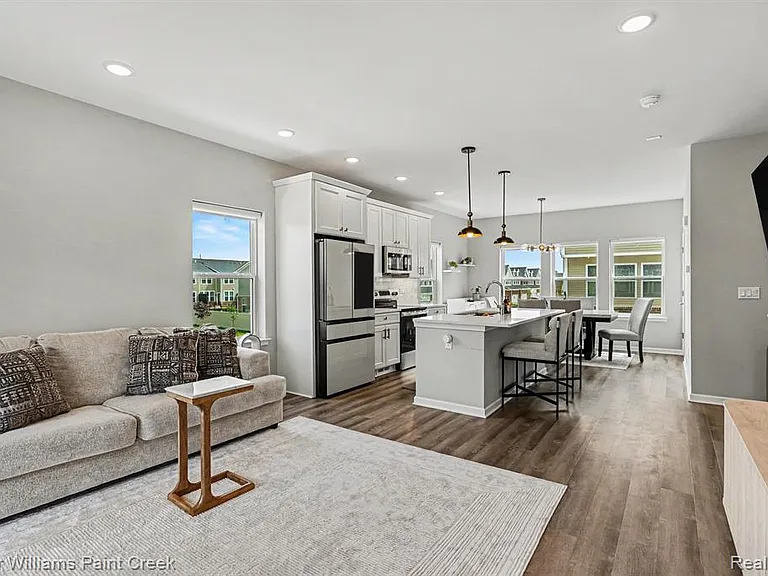 750 Huntley Ln — Photo 3