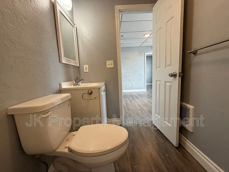 809 15th St #202 — Photo 17