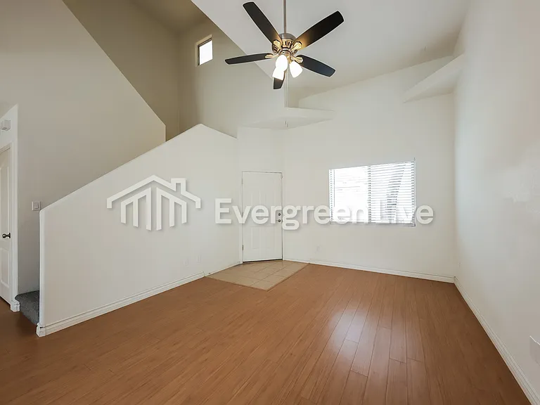 8094 W Beck Ln — Photo 3