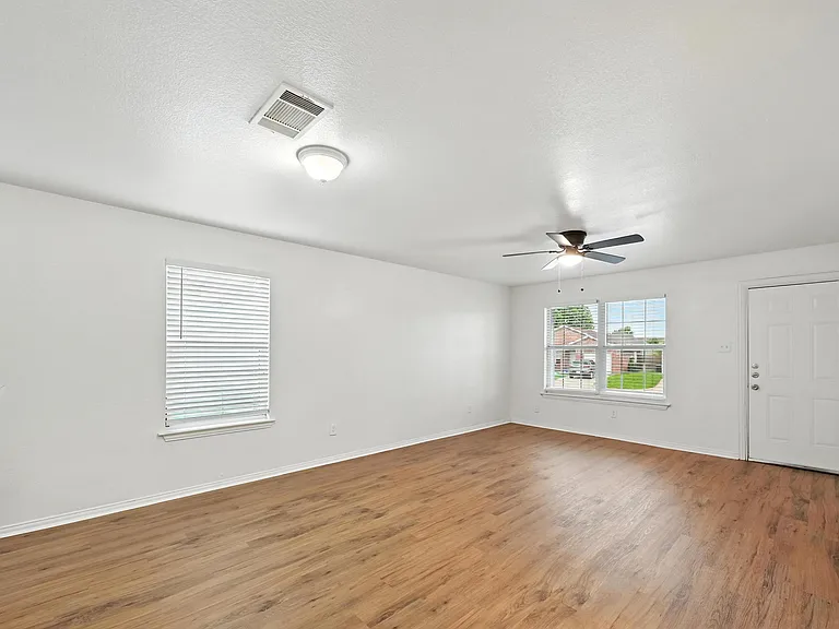 1713 Manor Garden Curv — Photo 11
