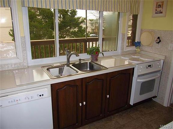 4th image of 4290 Chateau De Ville Dr APT F
