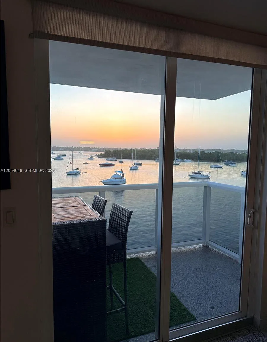 Islander Club Condo — Photo 4