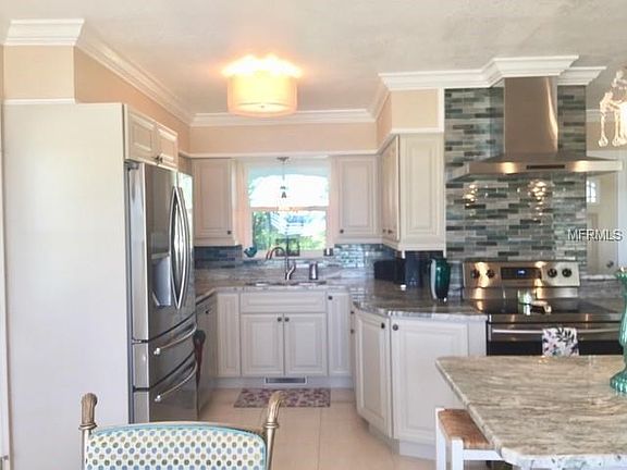 Soft close cabinets, granite countertops & undermount ceramic sink