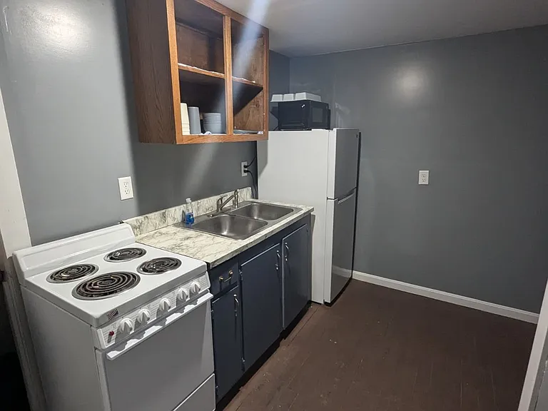 109 N Cannon Dr — Photo 3
